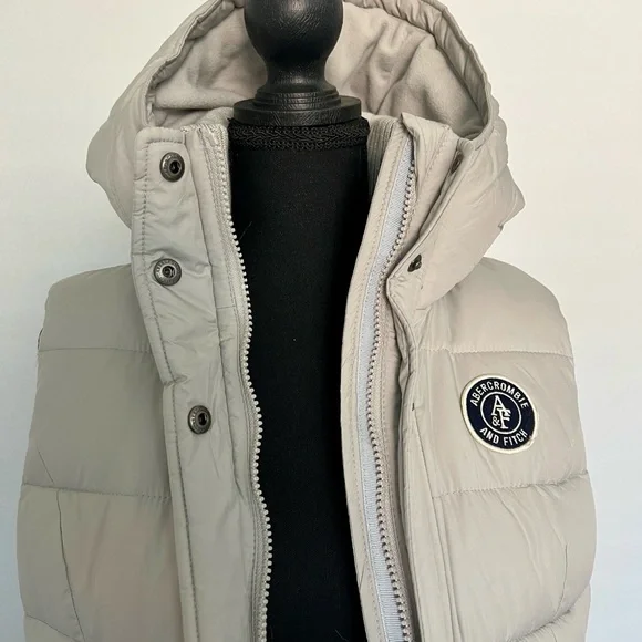 Abercrombie & Fitch Women’s Gray Hooded Puffer Vest - Picture 5 of 7